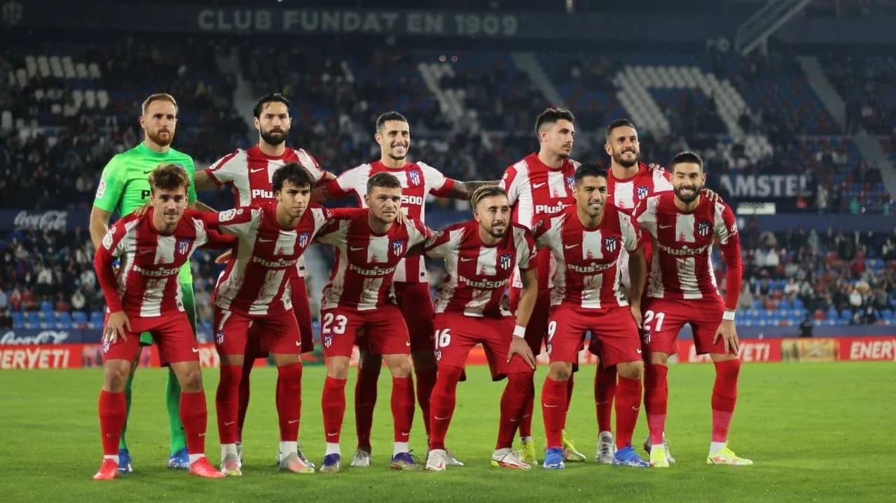 Equipo del Atlético de Madrid en el campo Equipo del Atlético de Madrid en el campo