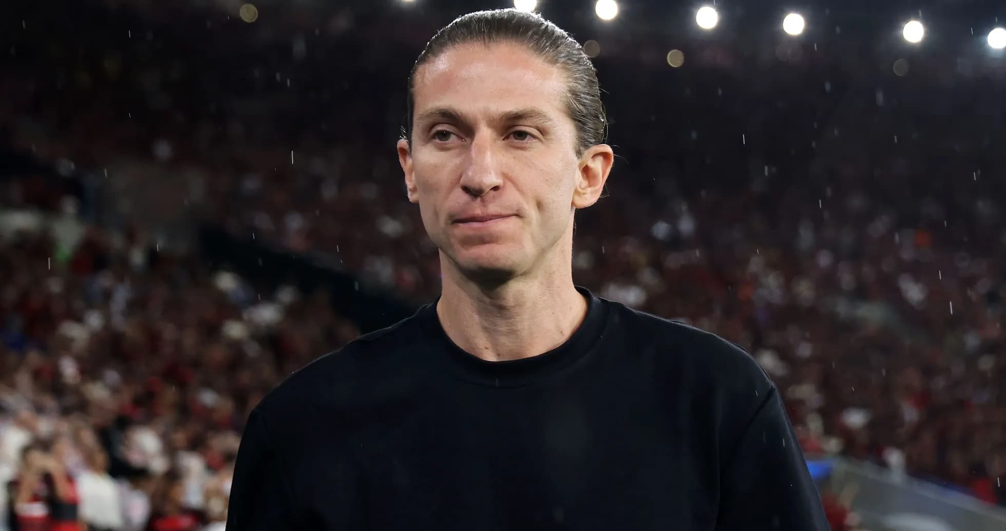 Entrenador en el campo durante un partido Entrenador en el campo durante un partido