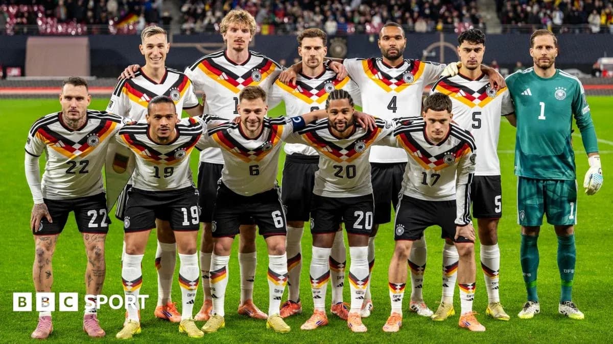 Equipo de fútbol de Alemania posando en el campo Equipo de fútbol de Alemania posando en el campo