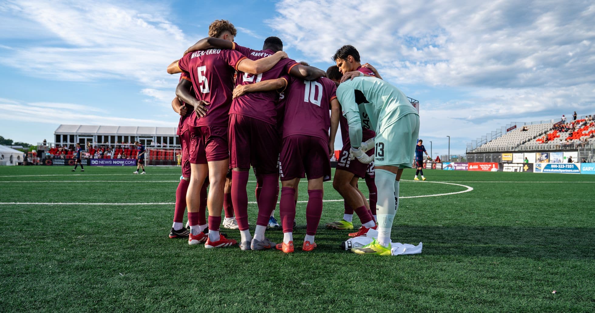 Jugadores del equipo en un círculo antes del partido Jugadores del equipo en un círculo antes del partido