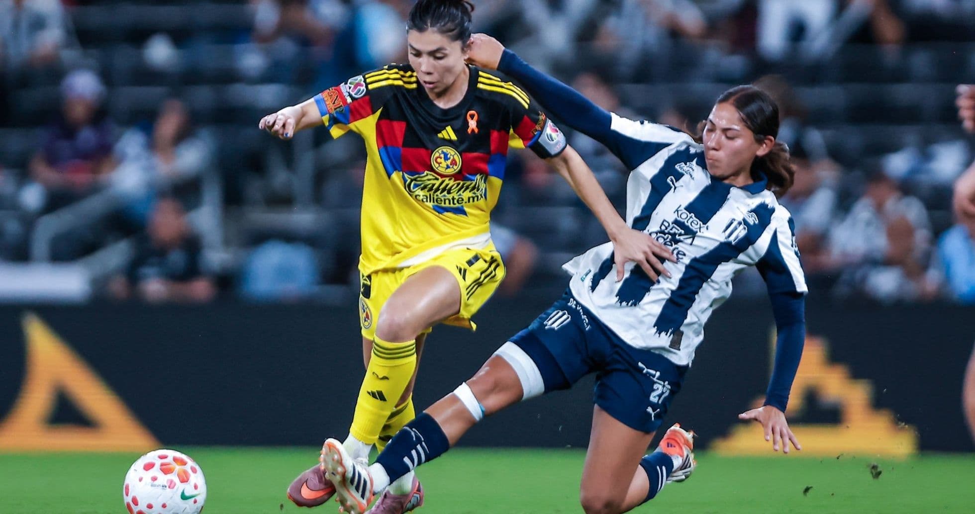 Jugadora de América W driblando a jugadora de Monterrey W Jugadora de América W driblando a jugadora de Monterrey W