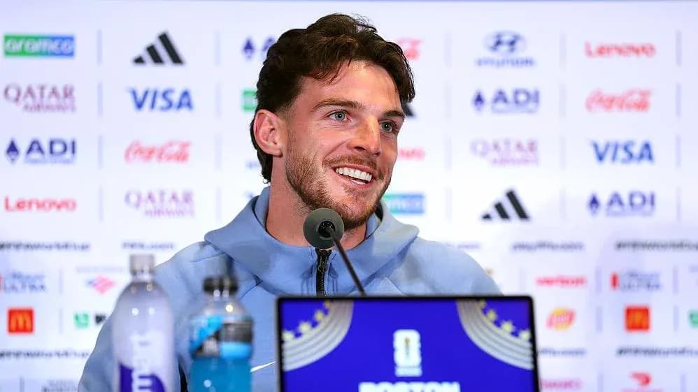 Jugador sonriendo en conferencia de prensa Jugador sonriendo en conferencia de prensa