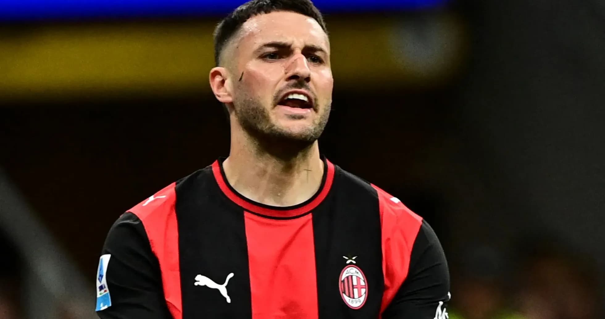 Jugador de AC Milan en acción durante el partido Jugador de AC Milan en acción durante el partido