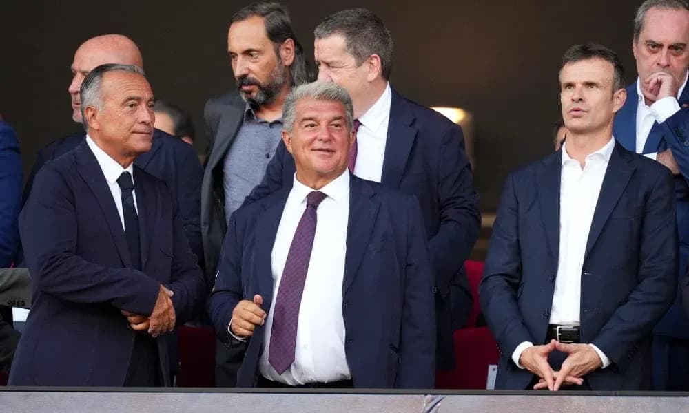 Dirigentes de fútbol en palco durante un evento Dirigentes de fútbol en palco durante un evento