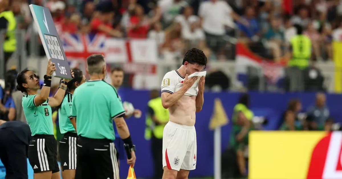 Jugador de Inglaterra limpiándose la cara en el campo Jugador de Inglaterra limpiándose la cara en el campo