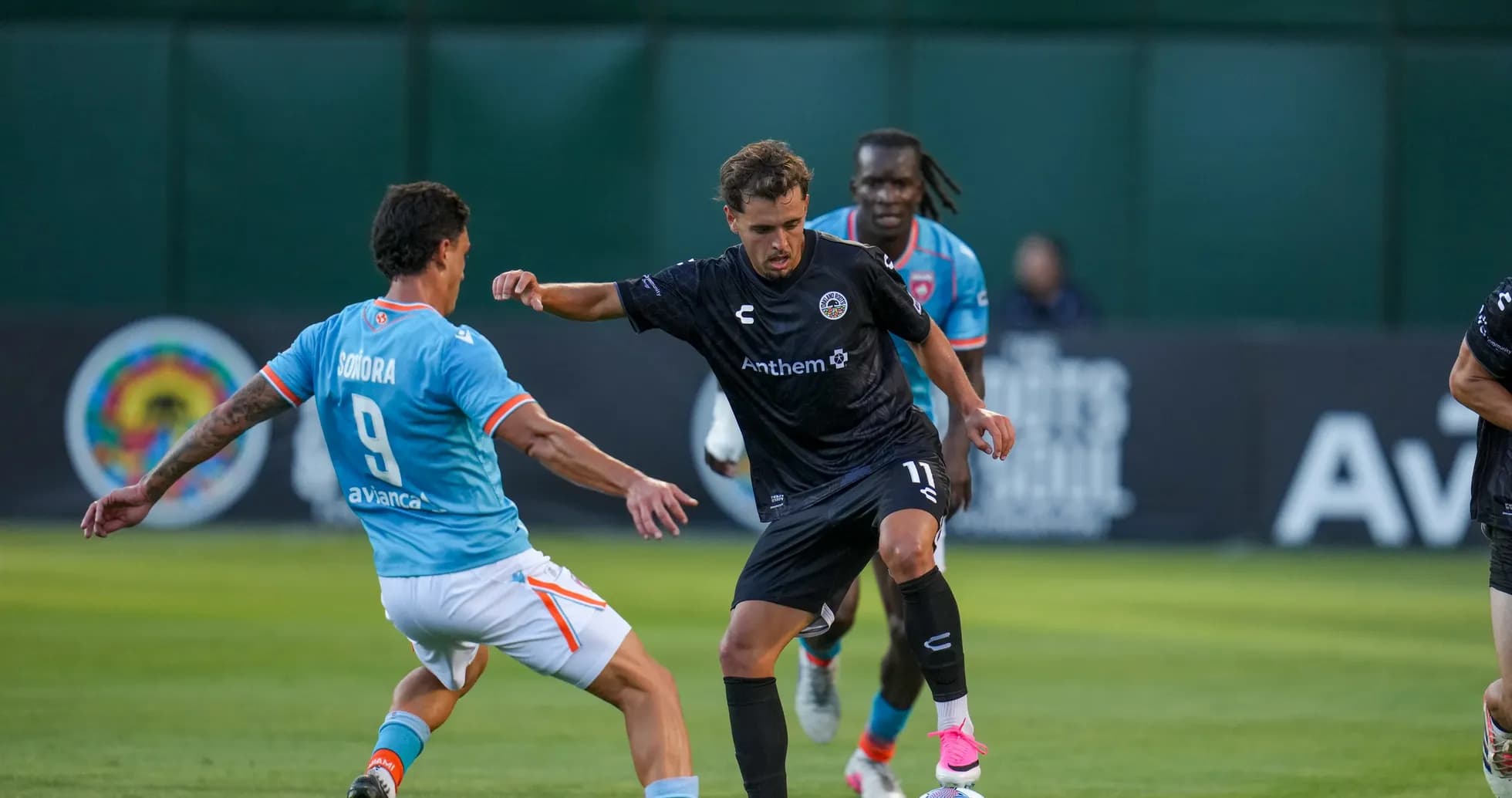 Jugador de Miami FC enfrentando a Oakland Roots Jugador de Miami FC enfrentando a Oakland Roots