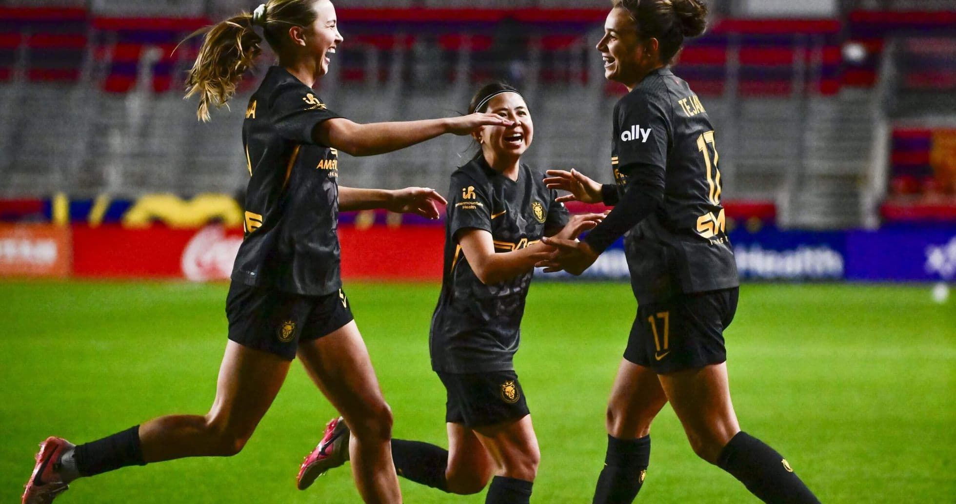 Tres jugadoras celebrando un gol en el partido Tres jugadoras celebrando un gol en el partido