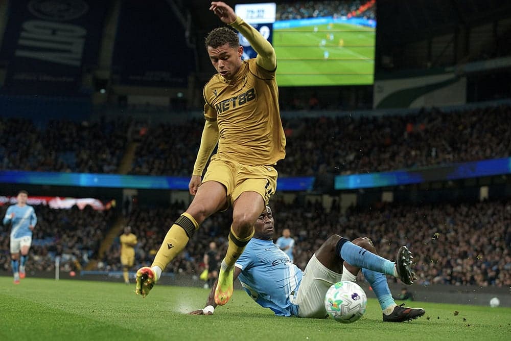 Jugador de Crystal Palace cae ante Manchester City Jugador de Crystal Palace cae ante Manchester City