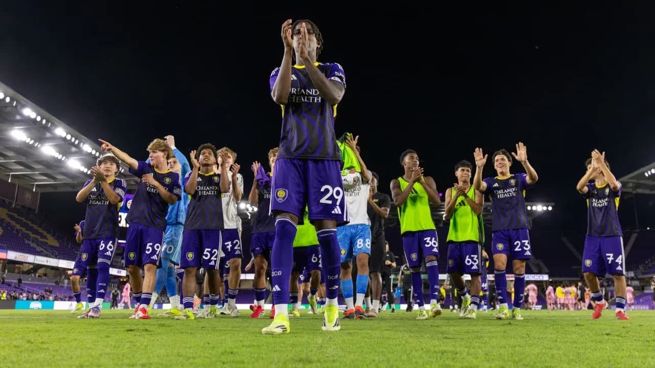 Jugadores de Orlando City II celebrando en el campo Jugadores de Orlando City II celebrando en el campo