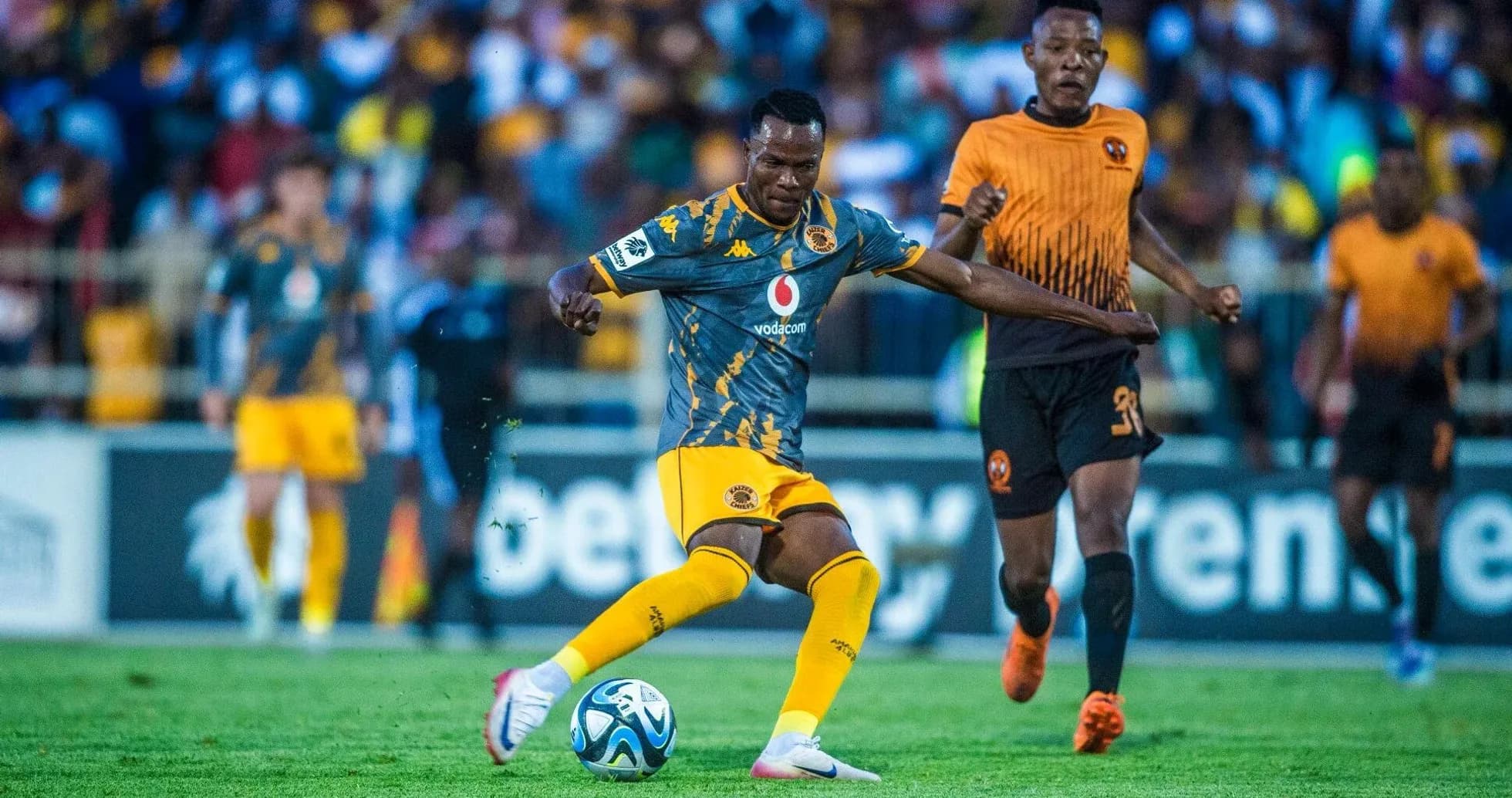 Jugador de Kaizer Chiefs controla el balón en partido Jugador de Kaizer Chiefs controla el balón en partido