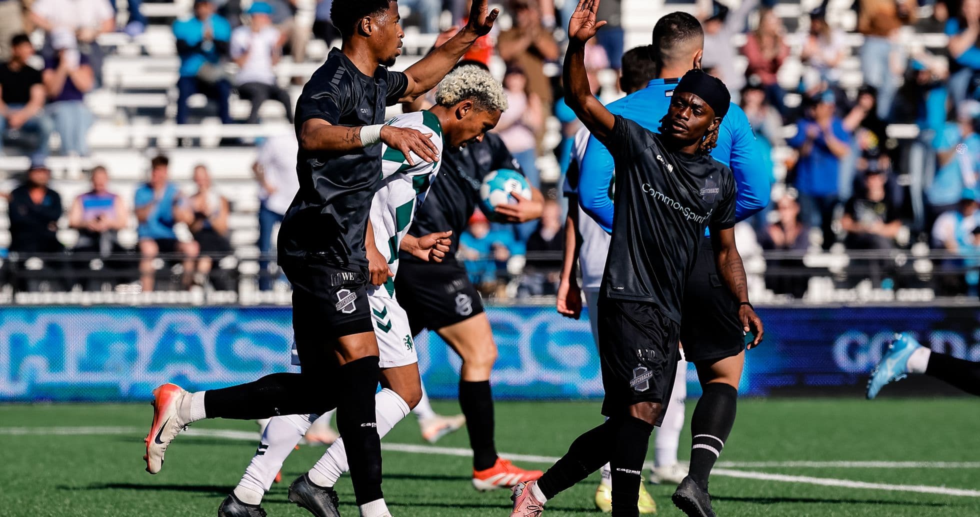 Jugadores de Colorado Springs celebrando un gol Jugadores de Colorado Springs celebrando un gol