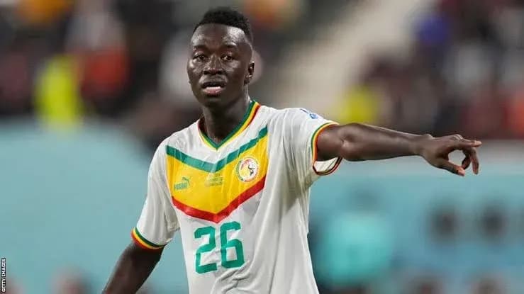 Jugador de Senegal dirigiendo en el campo de juego Jugador de Senegal dirigiendo en el campo de juego