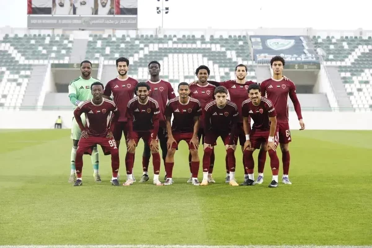 Equipo Al Wahda U23 posando en el campo Equipo Al Wahda U23 posando en el campo