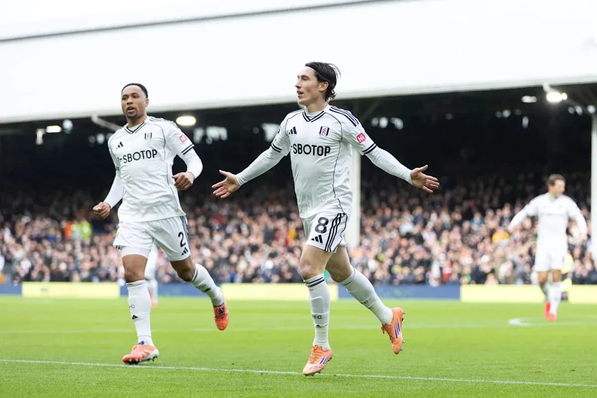 Jugadores de Fulham celebrando un gol en el campo Jugadores de Fulham celebrando un gol en el campo