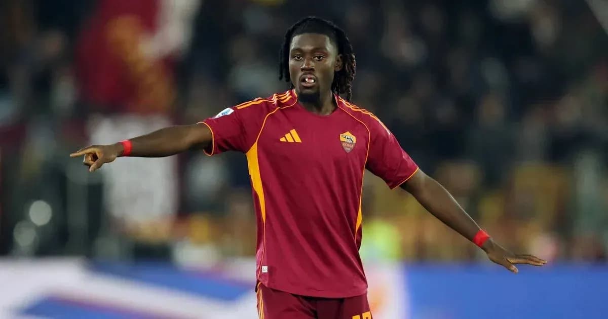 Jugador de la Roma señalando durante el partido Jugador de la Roma señalando durante el partido