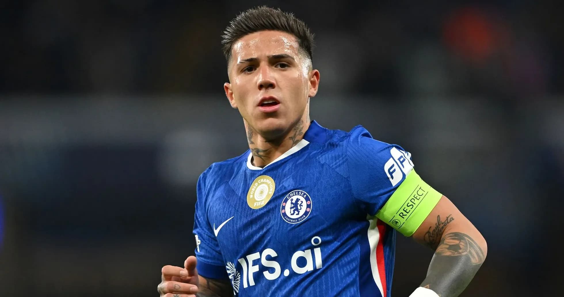 Jugador de Chelsea con cinta de capitán en partido Jugador de Chelsea con cinta de capitán en partido
