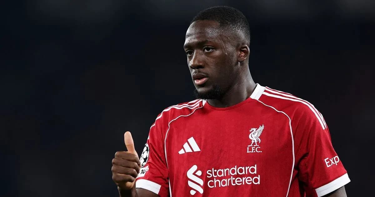 Jugador de Liverpool haciendo gesto de aprobación en el campo Jugador de Liverpool haciendo gesto de aprobación en el campo