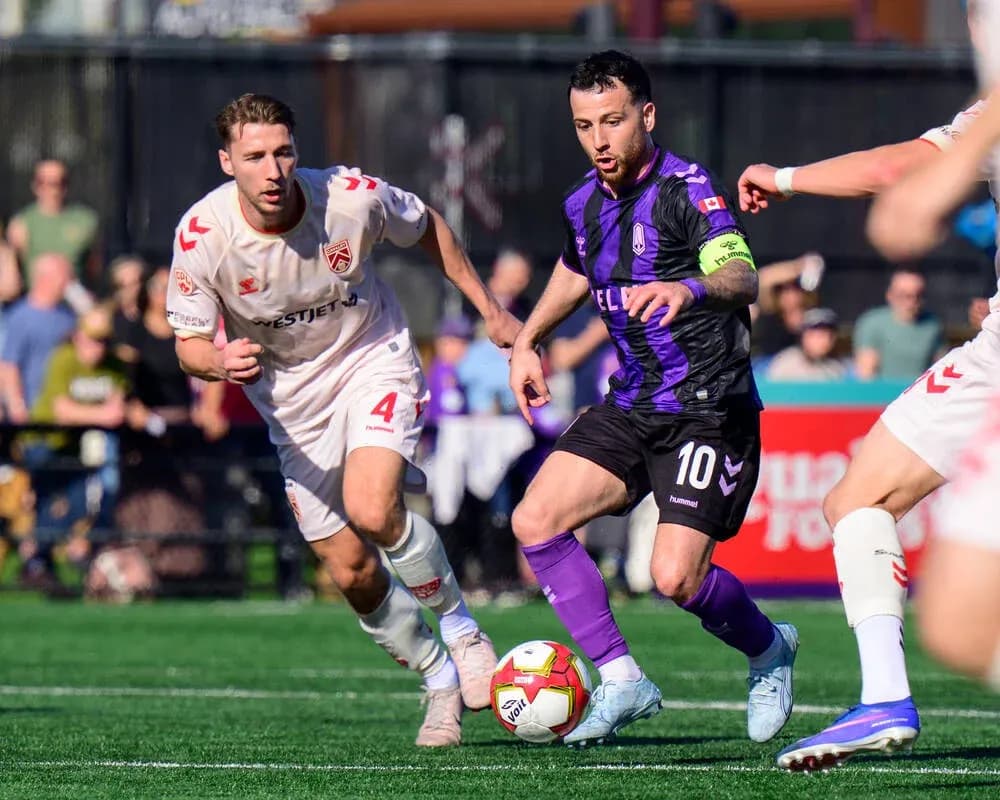 Jugador de Pacific FC driblando frente a Cavalry FC Jugador de Pacific FC driblando frente a Cavalry FC
