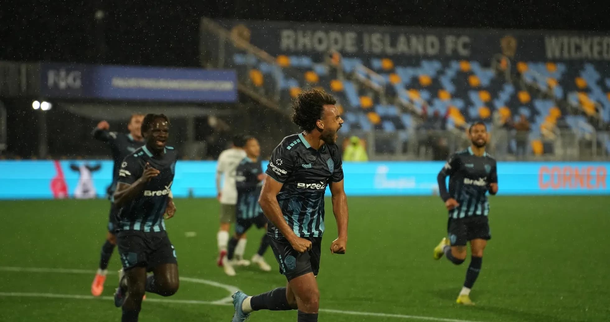 Jugador de Rhode Island celebra un gol Jugador de Rhode Island celebra un gol
