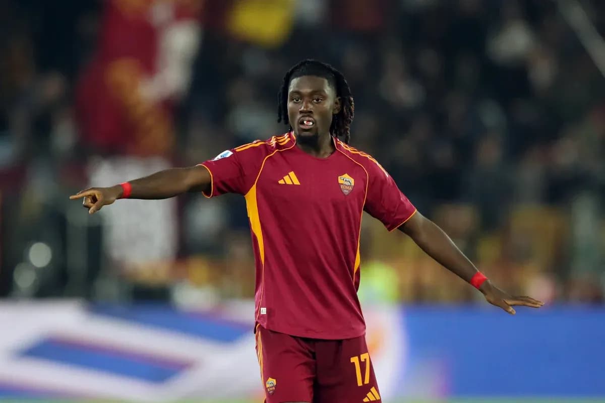 Jugador de la Roma señalando durante un partido Jugador de la Roma señalando durante un partido