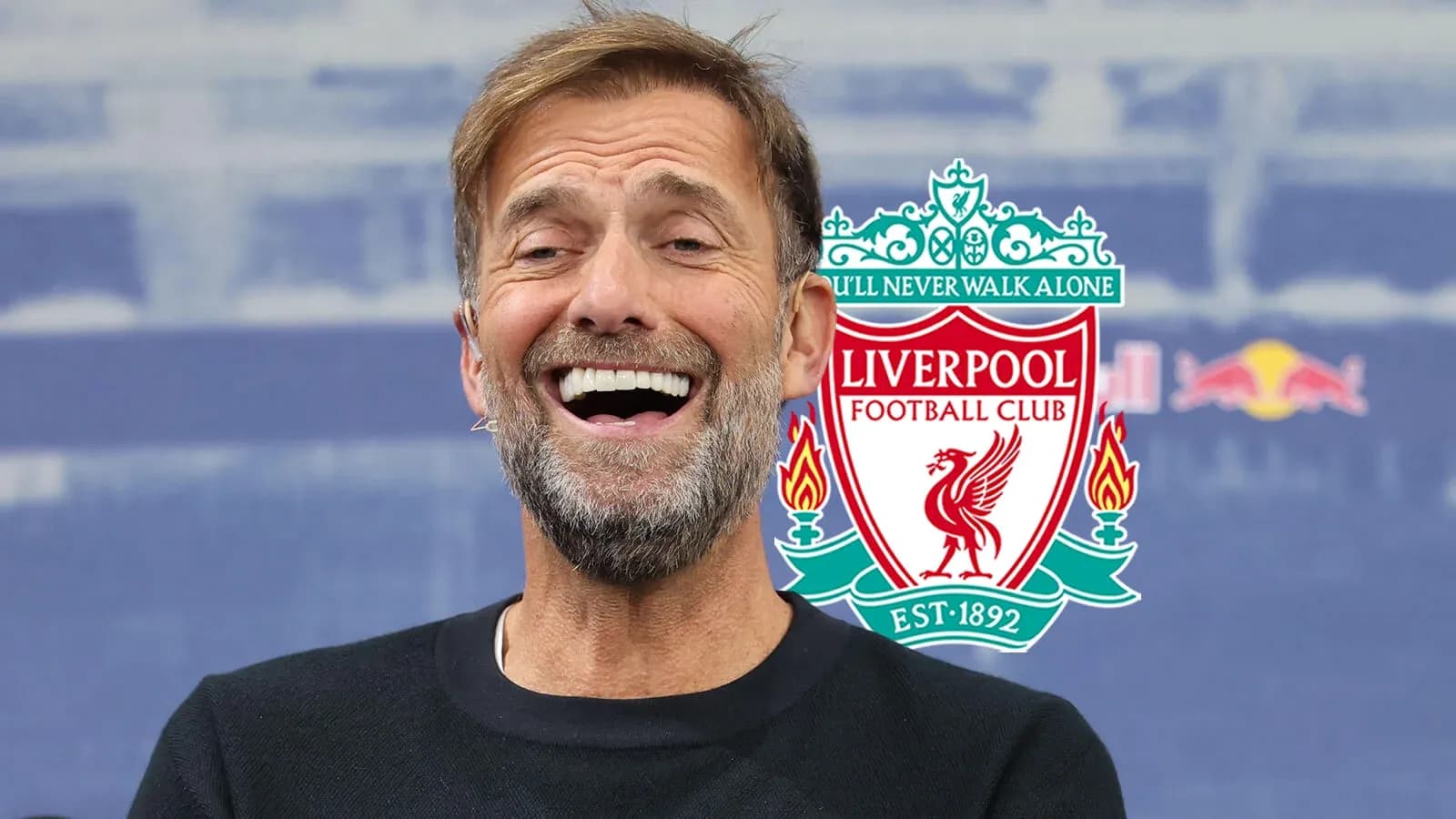 Entrenador sonriente con logo de Liverpool detrás Entrenador sonriente con logo de Liverpool detrás