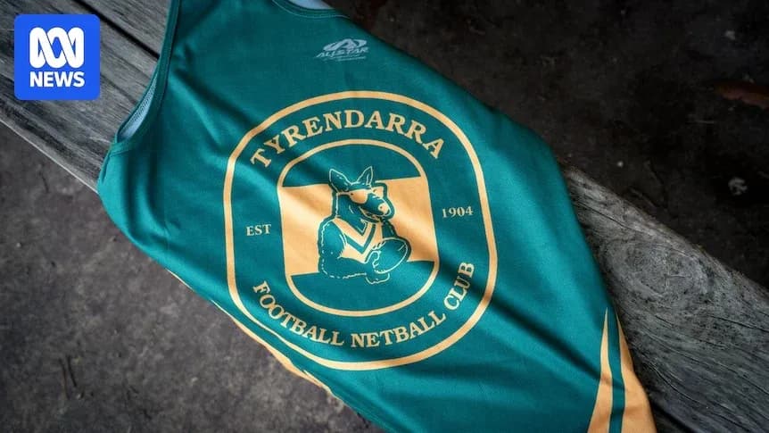 Camiseta del Tyrendarra Football Netball Club sobre una mesa Camiseta del Tyrendarra Football Netball Club sobre una mesa