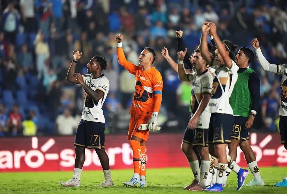 Jugadores de Pumas celebrando después del partido Jugadores de Pumas celebrando después del partido