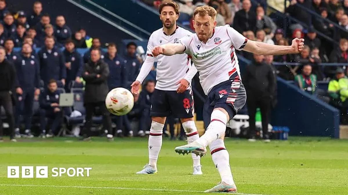 Jugador de Bolton disparando durante un partido Jugador de Bolton disparando durante un partido
