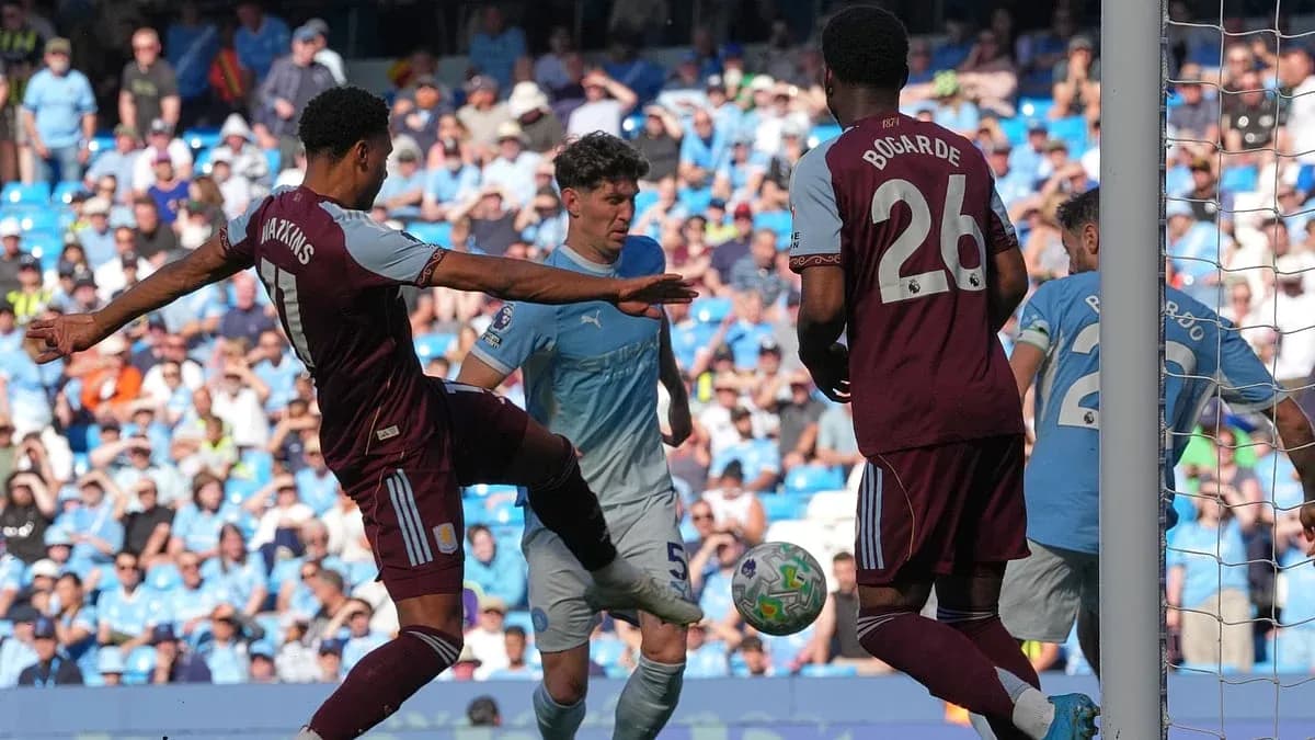 Jugador de Aston Villa en acción contra Manchester City Jugador de Aston Villa en acción contra Manchester City