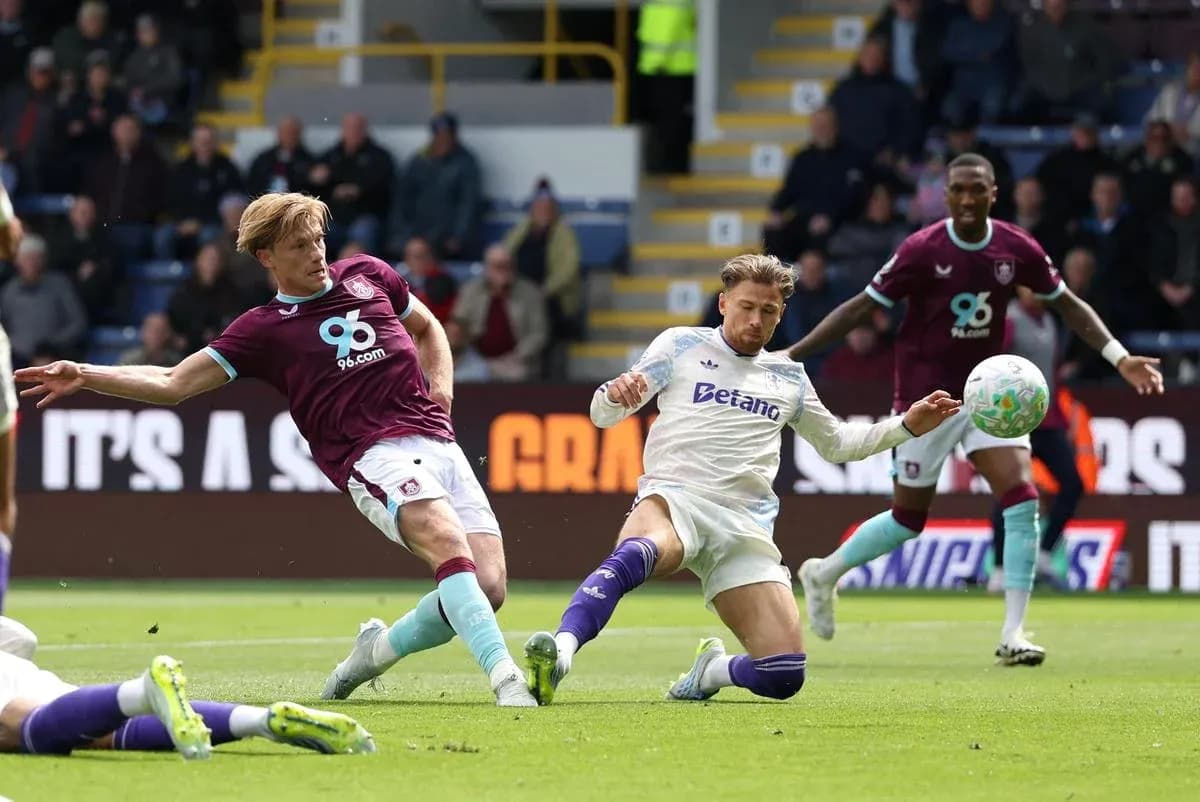 Jugador de Burnley interceptando el balón Jugador de Burnley interceptando el balón