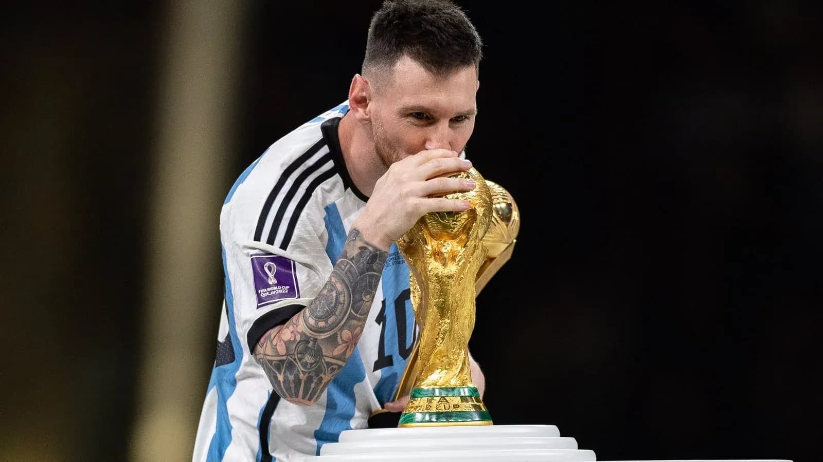 Jugador besando el trofeo de la Copa del Mundo Jugador besando el trofeo de la Copa del Mundo