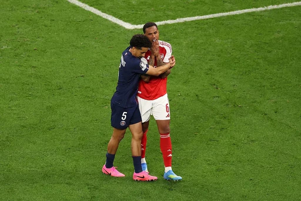 Dos jugadores abrazándose en el campo de fútbol Dos jugadores abrazándose en el campo de fútbol