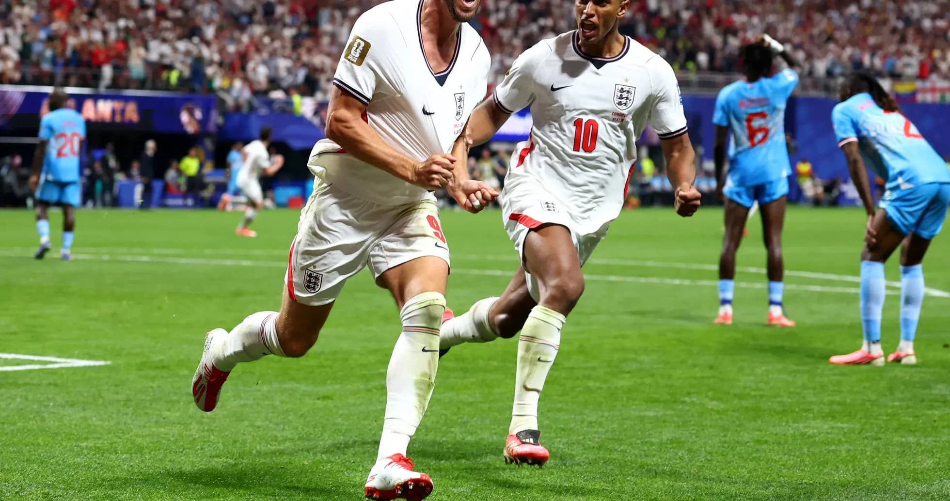 Jugadores de Inglaterra celebrando un gol Jugadores de Inglaterra celebrando un gol