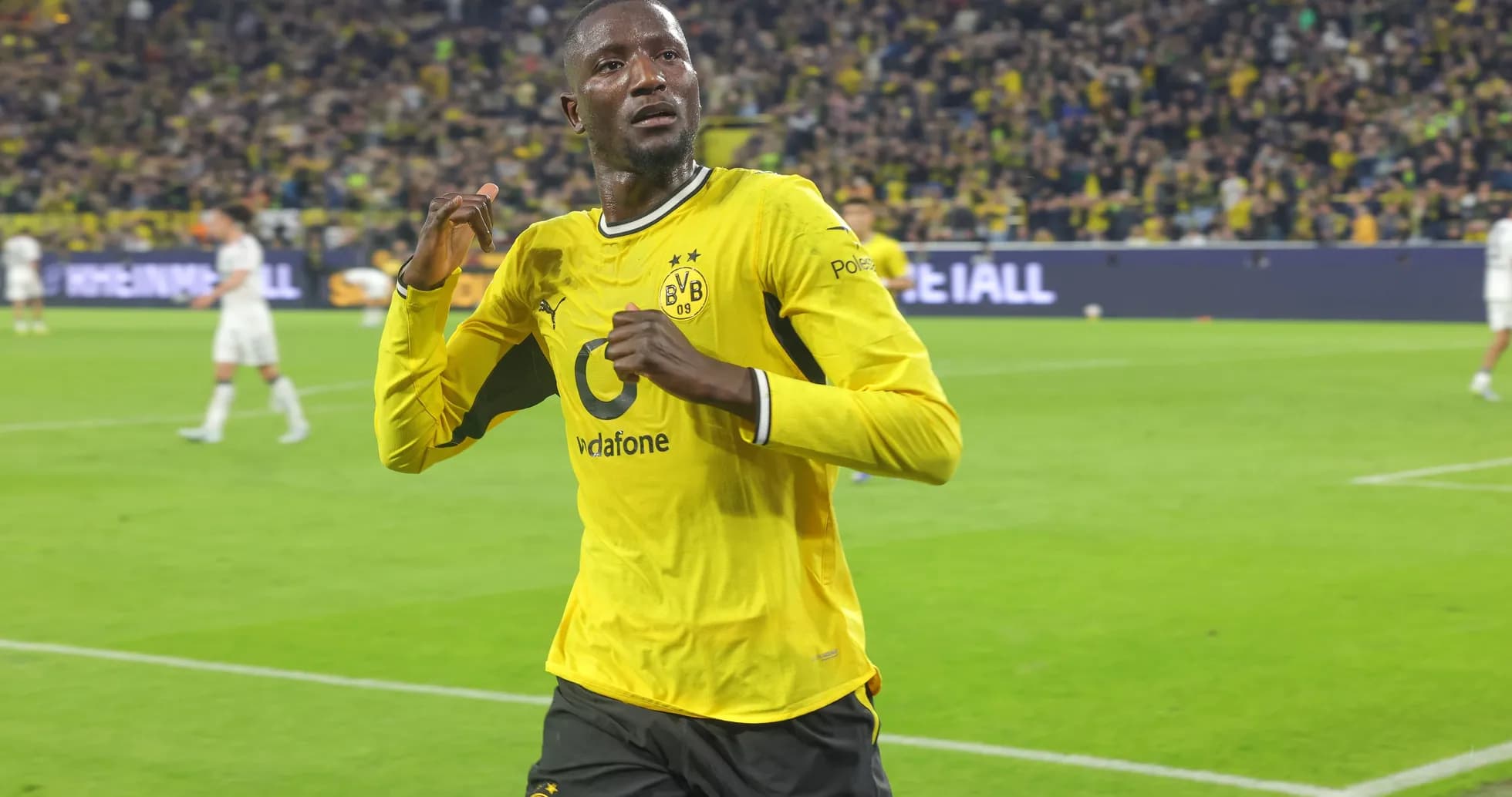 Jugador de Borussia Dortmund celebrando un gol en el campo Jugador de Borussia Dortmund celebrando un gol en el campo