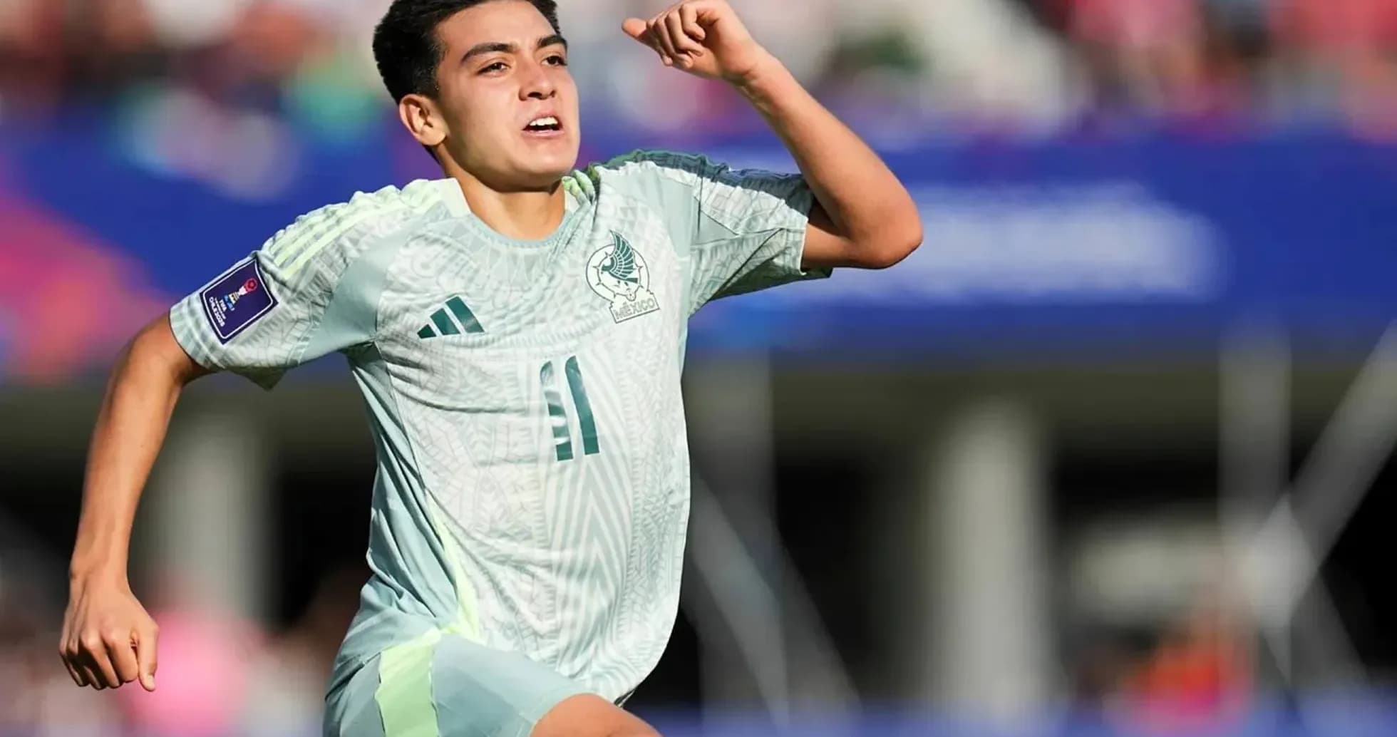 Jugador de México corriendo en el partido Jugador de México corriendo en el partido