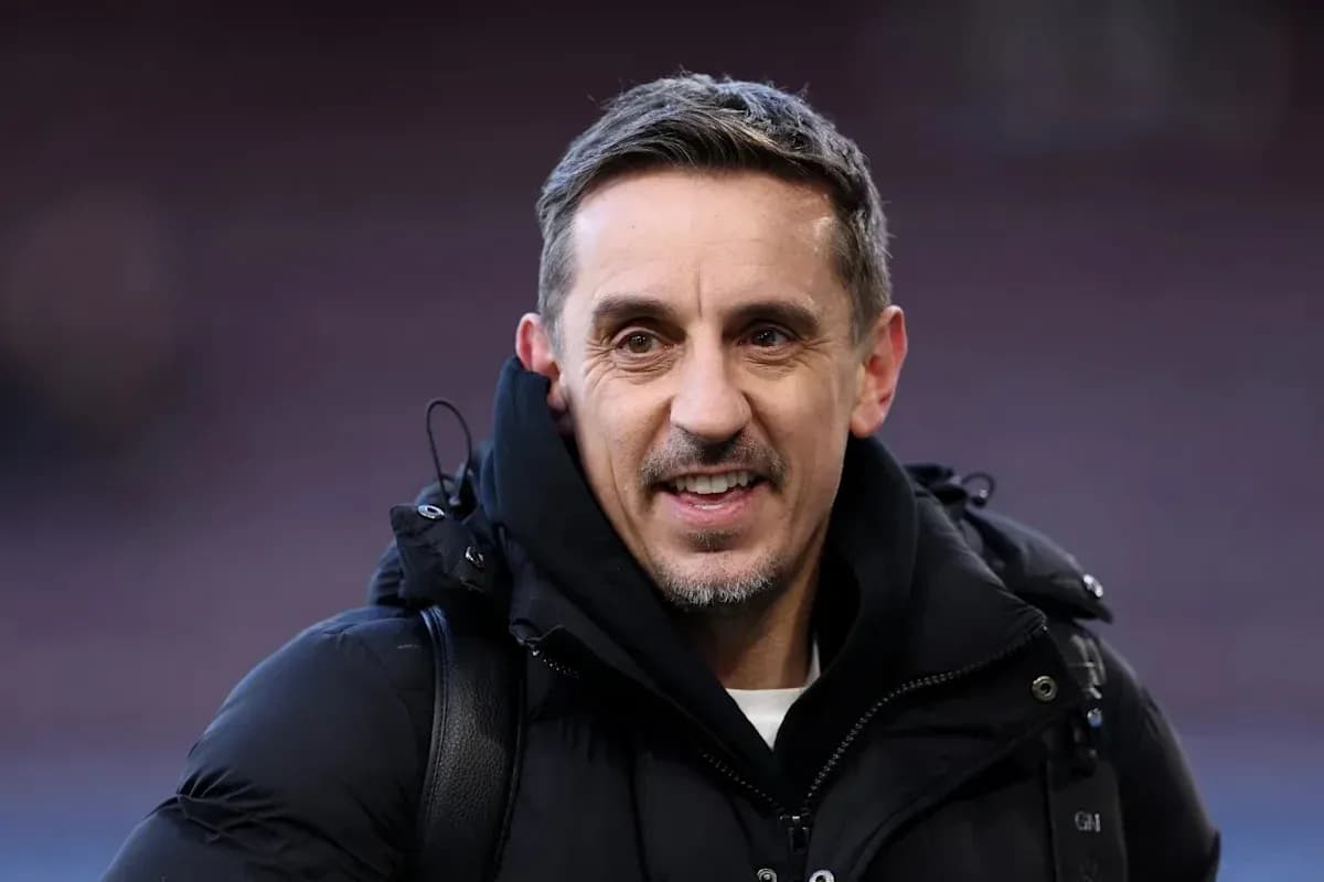 Hombre sonriendo con chaqueta negra en estadio Hombre sonriendo con chaqueta negra en estadio