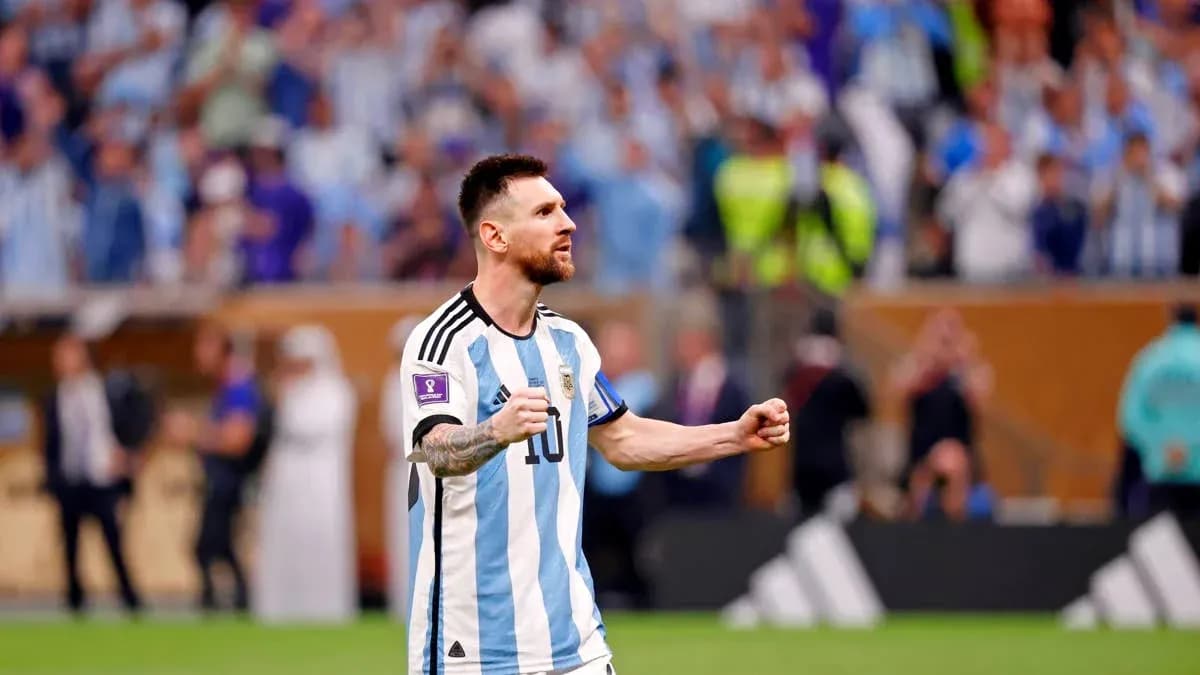 Lionel Messi celebrando con la camiseta de Argentina Lionel Messi celebrando con la camiseta de Argentina