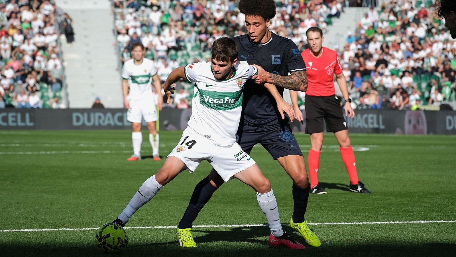 Jugador de Elche luchando por el balón Jugador de Elche luchando por el balón