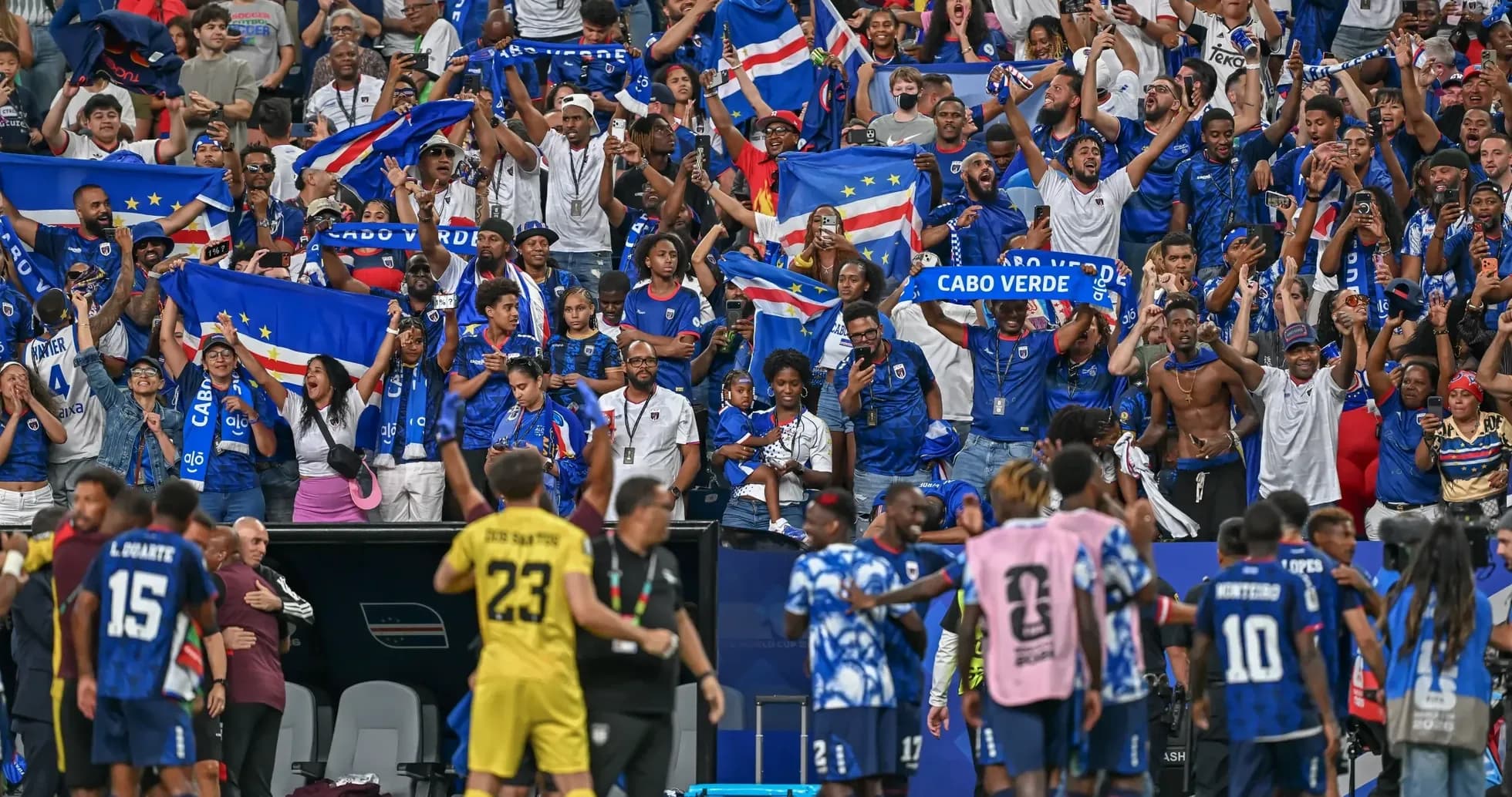 Aficionados de Cabo Verde celebrando en el estadio Aficionados de Cabo Verde celebrando en el estadio