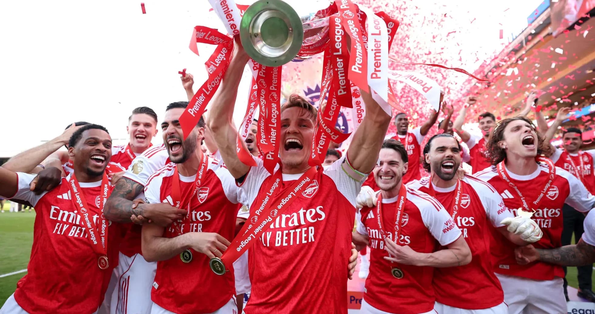 Jugadores de Arsenal celebrando con el trofeo Premier League Jugadores de Arsenal celebrando con el trofeo Premier League