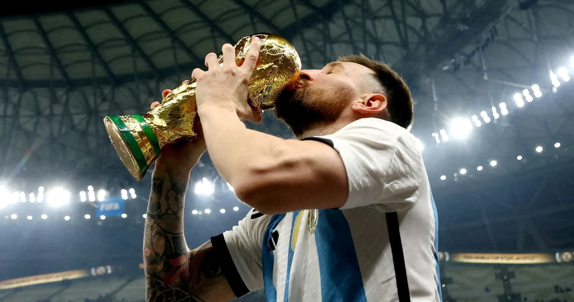 Jugador besando el trofeo de la Copa Mundial Jugador besando el trofeo de la Copa Mundial