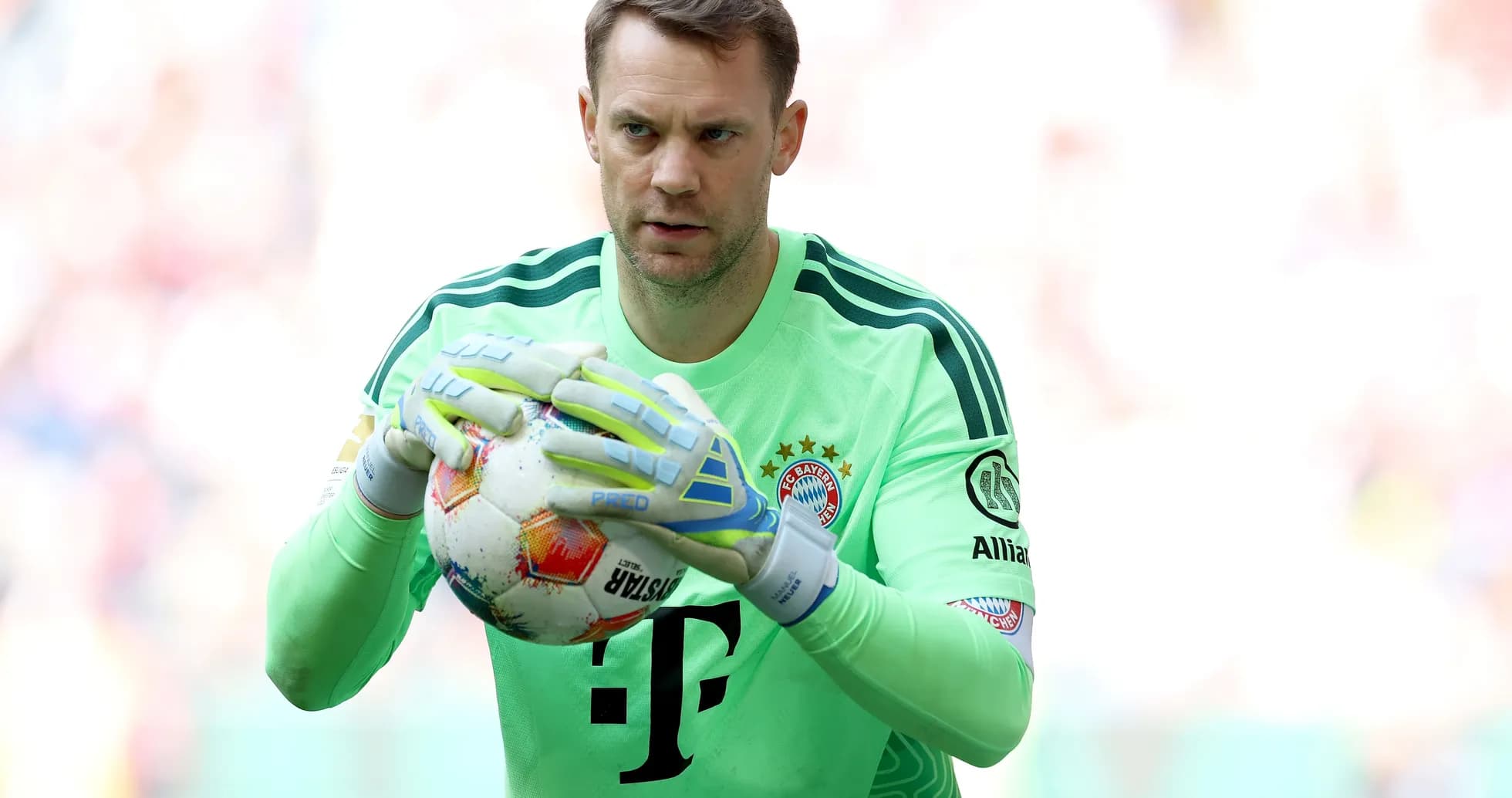 Portero de Bayern Munich sosteniendo el balón Portero de Bayern Munich sosteniendo el balón