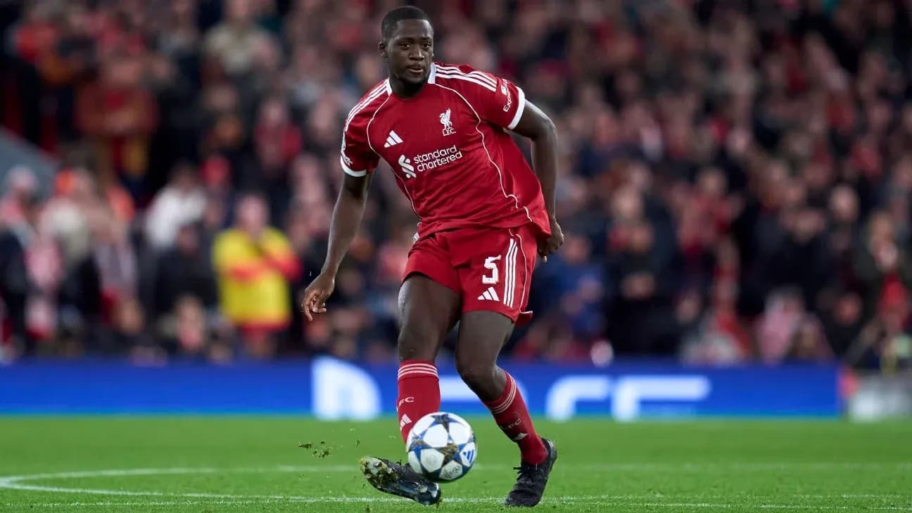 Jugador de Liverpool corriendo con el balón en campo Jugador de Liverpool corriendo con el balón en campo