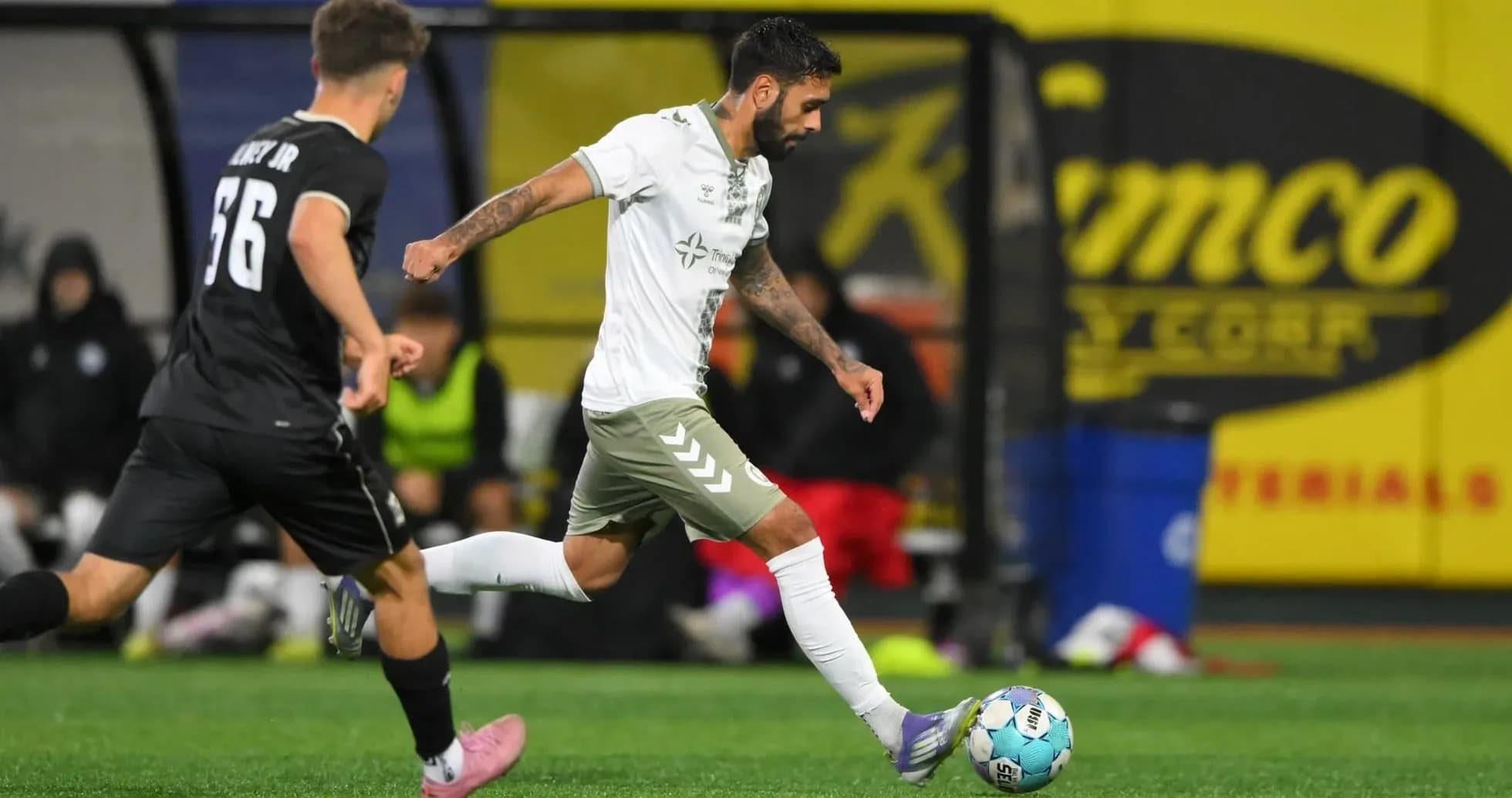 Jugador del NY Cosmos avanzando con el balón Jugador del NY Cosmos avanzando con el balón