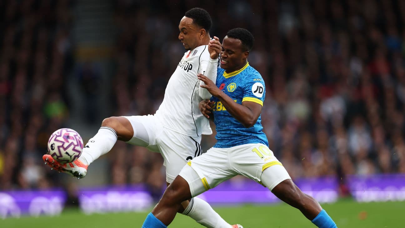 Jugadores de Fulham y Wolves en acción Jugadores de Fulham y Wolves en acción