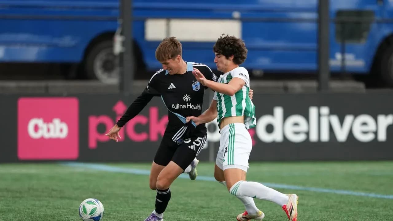Dos jugadores compitiendo por el balón Dos jugadores compitiendo por el balón