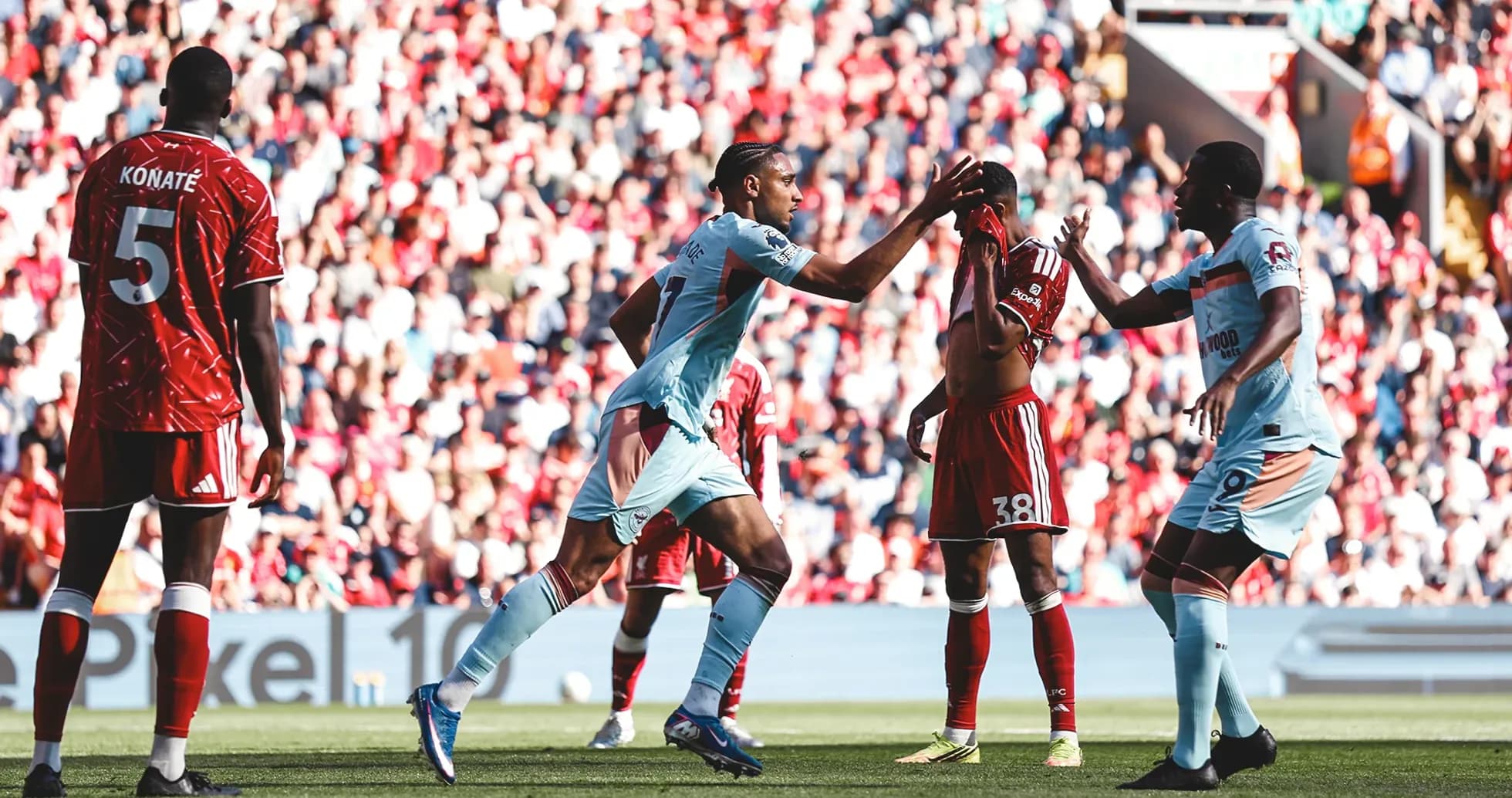Jugadores de Liverpool y Brentford en el partido Jugadores de Liverpool y Brentford en el partido
