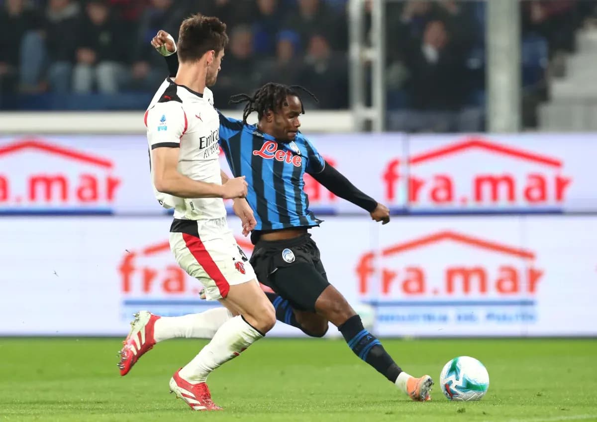 Jugador de Atalanta enfrentando a defensor del Milan Jugador de Atalanta enfrentando a defensor del Milan