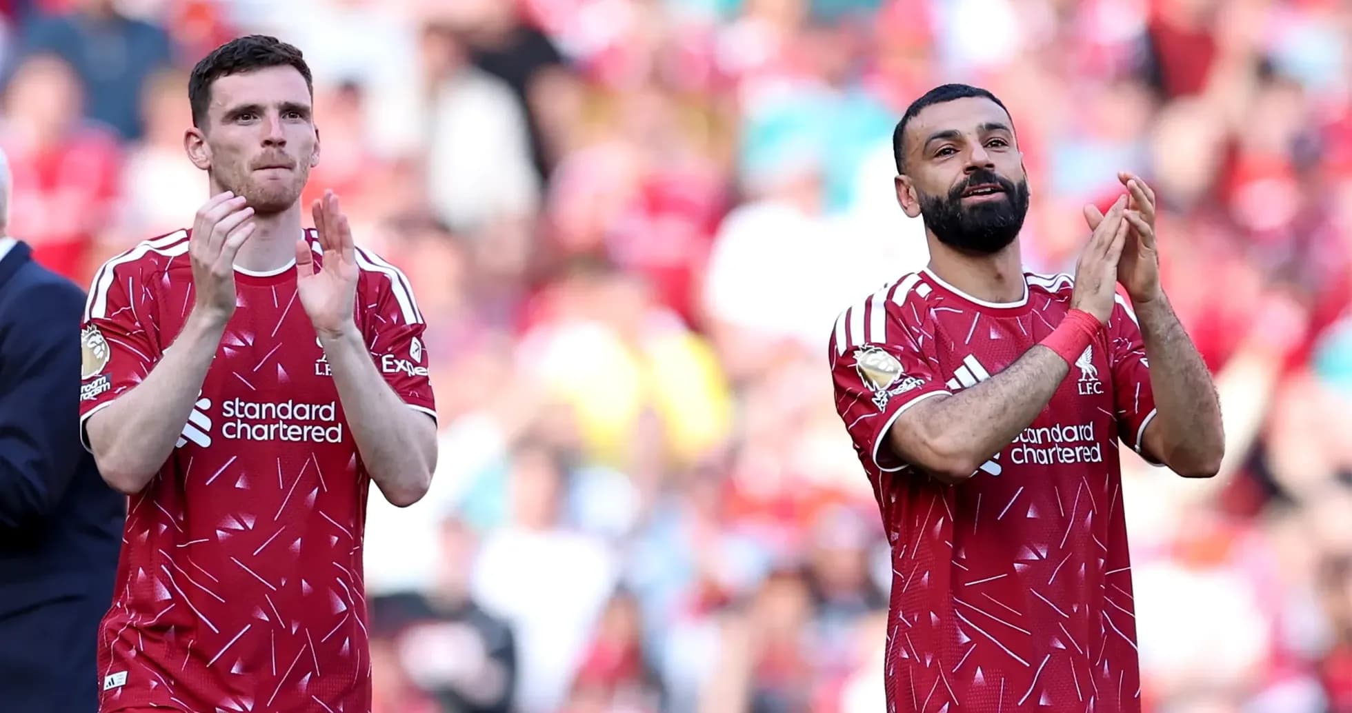 Jugadores de Liverpool aplaudiendo a la afición Jugadores de Liverpool aplaudiendo a la afición